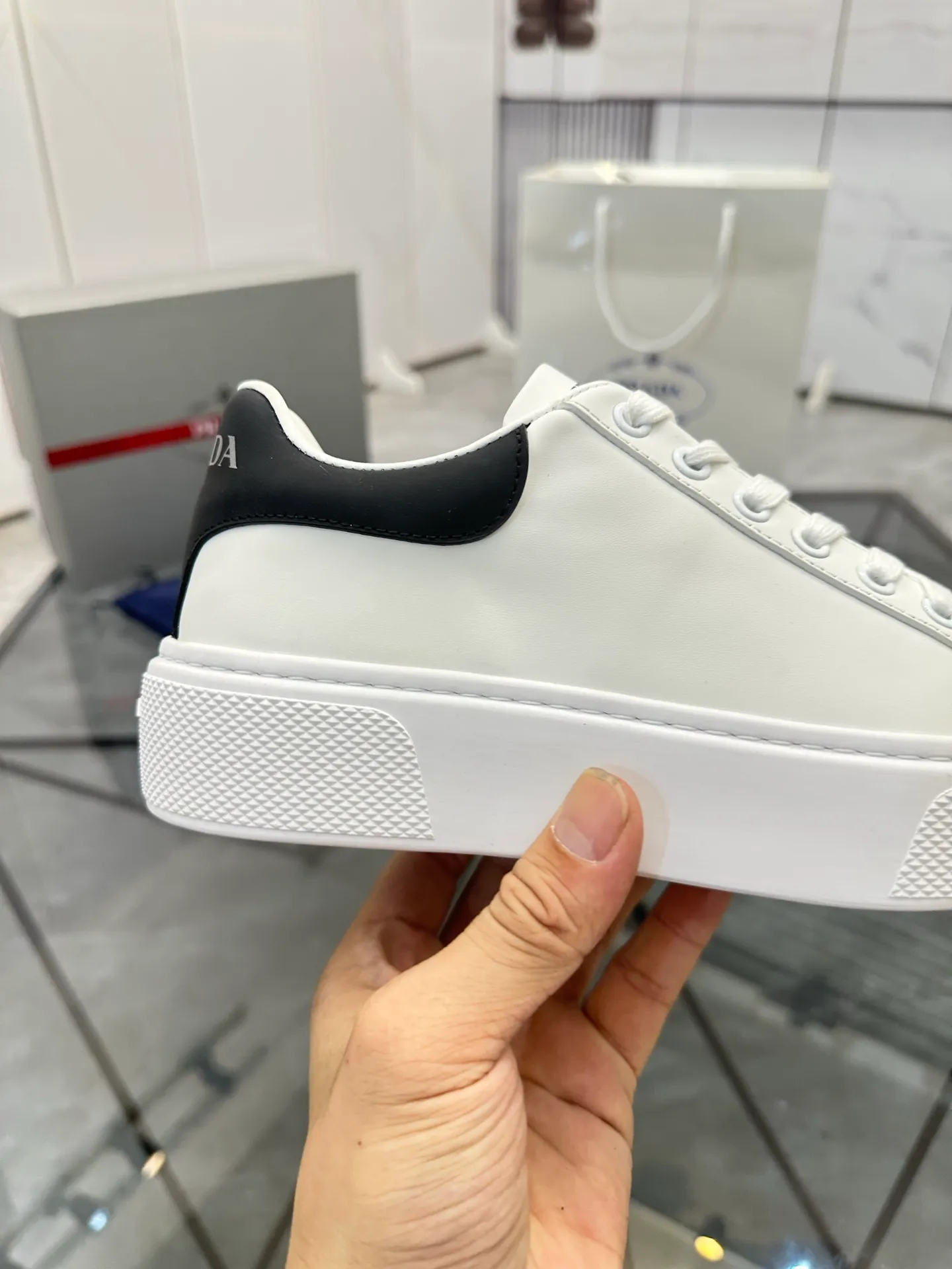 Men's shoes for sale 💰: 💰P520¥ High-end top quality Product trademark: Prada *"Prada*" low-top casual shoes Regular size: 35-45 (can be customized to 46) Couple style Product materials: imported first-layer cowhide leather upper, water-dyed sheep lining, original ultra-light foam outsole. No.: H201
